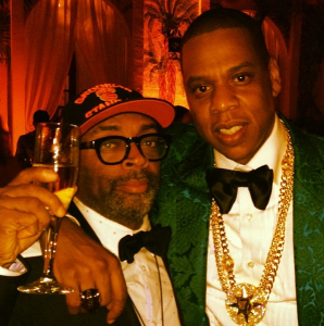 Jay-Z portant un pendentif des Five Percenters...